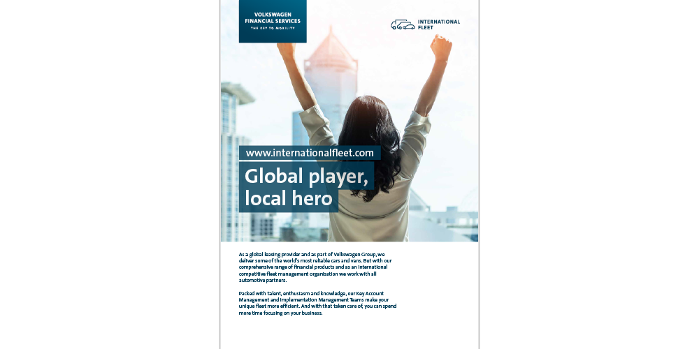 Anzeigenmotiv mit einer Frau mit hochgestreiften Armen von Volkswagen Finacial Services mit dem Claim "Global player, global hero"